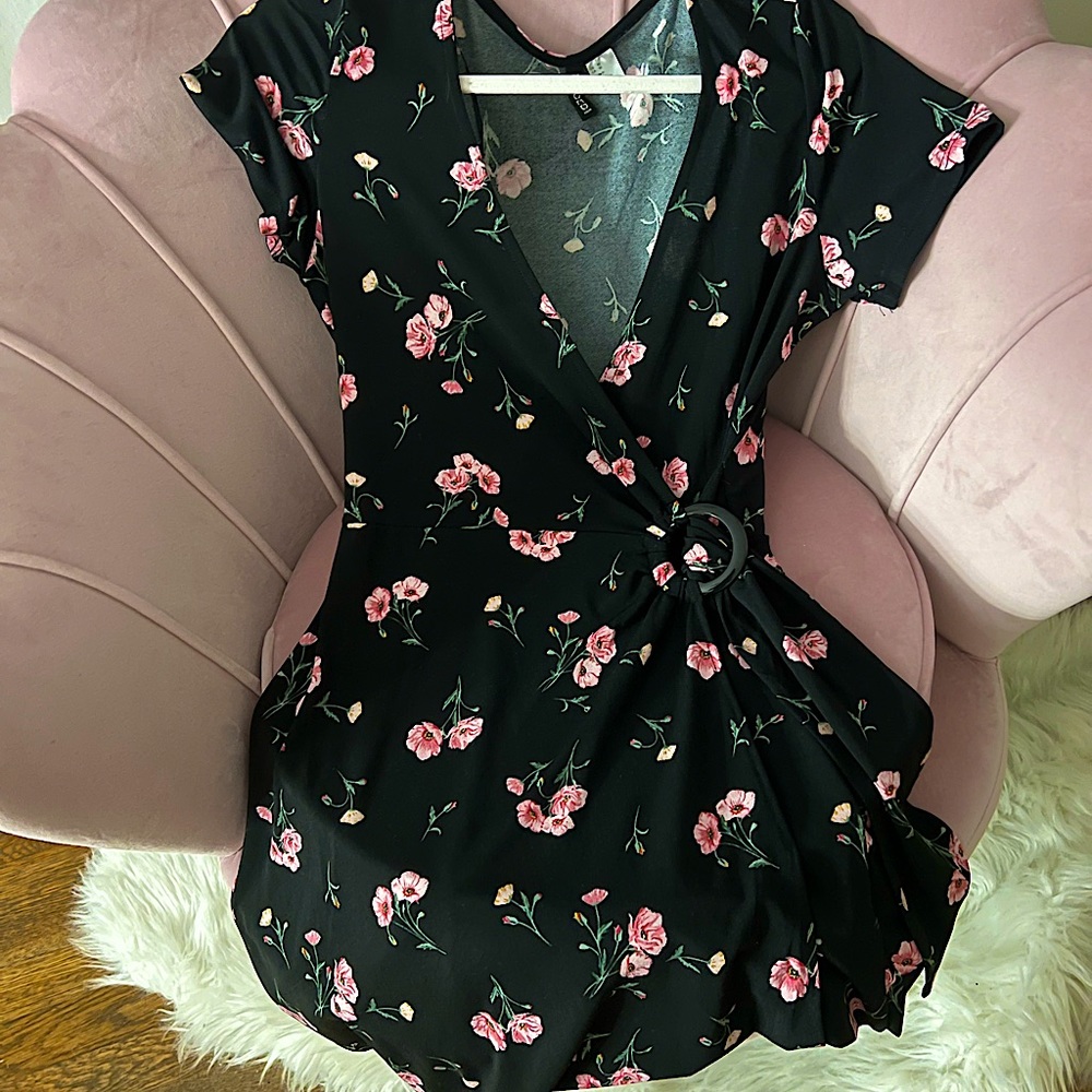 H&M floral black wrap dress with round buckle detail. Size 10. Vintage 90s look